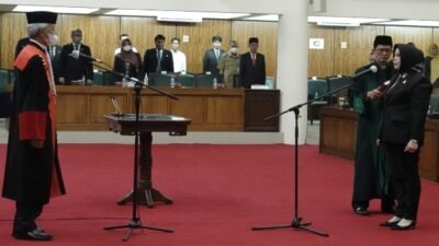 Ketua DPRD Kalbar L Kebing saat melantik dan membacakan sumpah jabatan Yuliana sebagai Wakil Ketua DPRD Kalbar menggantikan Suriansyah dalam rapat paripurna, Senin (31/10)
