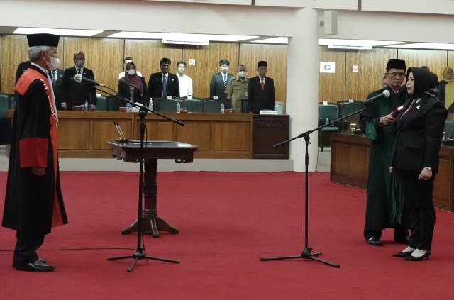 Ketua DPRD Kalbar L Kebing saat melantik dan membacakan sumpah jabatan Yuliana sebagai Wakil Ketua DPRD Kalbar menggantikan Suriansyah dalam rapat paripurna, Senin (31/10)