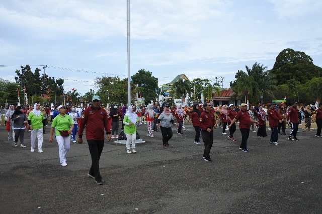 Seluruh ASN Ketapang melaksanakan senam pagi dalam rangka memperingati Hari Kesehatan Nasional ke-58 di halaman kantor Bupati Ketapang, Jumat (18/11)