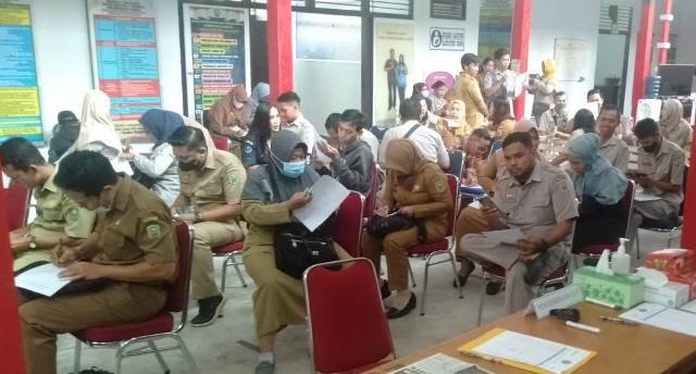 Sebanyak 400 ASN Sanggau mengikuti tes urine pada Selasa (8/11) dan hasilnya dinyatakan bebas narkotika
