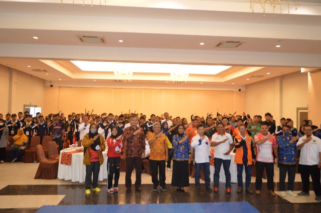 Foto bersama Bupati Kubu Raya Muda Mahendrawa bersama atlet Kubu Raya yang berlaga di Porprov XIII saat pelepasan, Kamis (17/11).