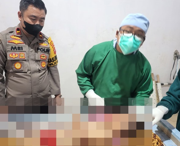Dokter didampingi Kapolsek Matan Hilir Selatan IPDA Meinardus saat melakukan visum terhadap seorang bayi yang diduga korban penganiayaan Sabtu (19/11).