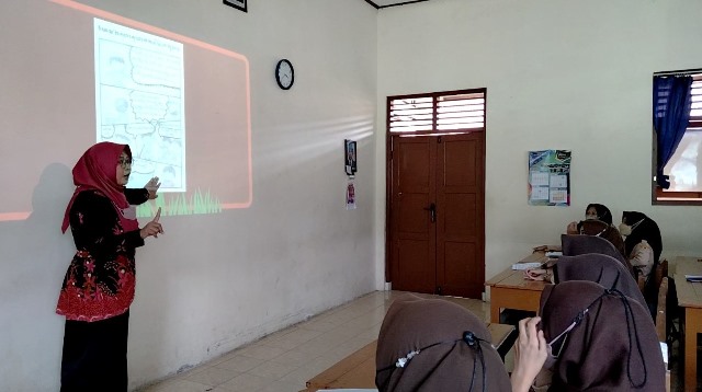 Guru bahasa Jawa SMK Negeri 1 Purwodadi, Reni Noviani, asat sedang mengajarkan aksara Jawa melalui media komik beraksara Jawa kepada siswa.