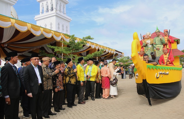 Gubernur Kalimantan Barat, Sutarmidji didampingi Wakil Bupati Ketapang Farhan melepas pawai taruf rangkaian dari pembukaan MTQ XXX yang berlangsung di Kabupaten Ketapang, Sabtu (5/11).