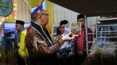 Gubernur Kalbar Sutarmidji saat meninjau produk UMKM Kalbar yang ditampilkan pada pameran UMKM saat MTQ XXX di Kabupaten Ketapang yang dimulai pada Sabtu (5/11