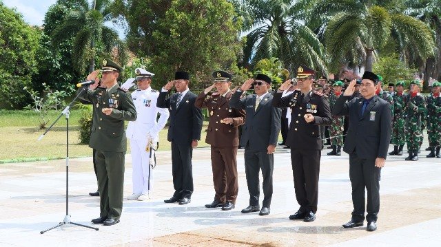 Wakil Bupati Ketapang Farhan bersama jajaran Forkompinda Ketapang saat upacara memperingati Hari Pahlawan, Kamis (10/11) mengajak untuk saling menghormati dan menghormati