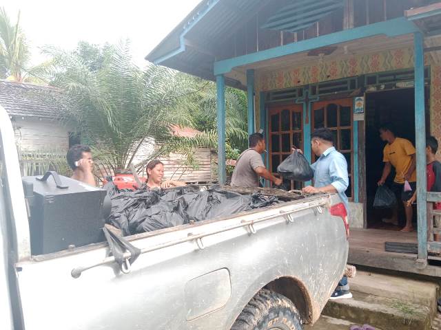 Sebanyak 200 paket sembako diberikan PT Hartono Plantation Indonesia melalui anak perusahaannya PT Buana Hijau Abadi kepada korban banjir di Kecamatan Ketungau Tengah dan Kecamatan Ketungau Hilir