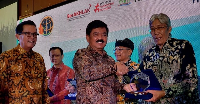Menteri Agraria dan Tata Ruang/Kepala Badan Pertanahan Nasional Hadi Tjahjanto menyerahkan penghargaan kepada Bupati Sintang Jarot Winarno di ajang Ruang Terbuka Hijau (RTH) Awards 2022, Selasa (8/11) di Jakarta.