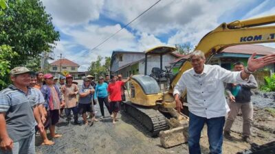 Bupati Sintang Jarot Winarno meninjau Jalan Candika yang akan diperbaiki mulai awal Desember 2022 setelah rusak selama tujuh tahun