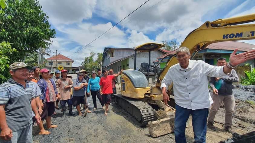 Bupati Sintang Jarot Winarno meninjau Jalan Candika yang akan diperbaiki mulai awal Desember 2022 setelah rusak selama tujuh tahun