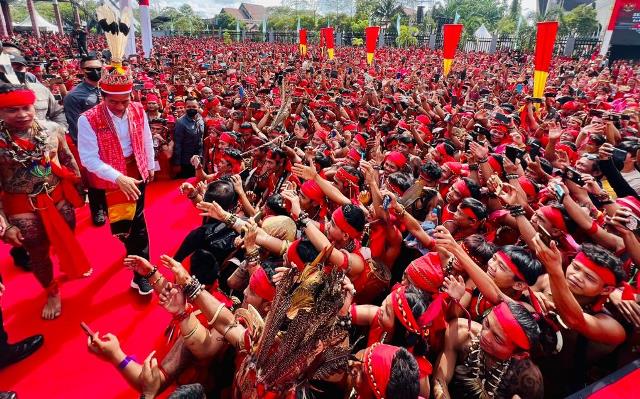 Presiden RI Joko Widodo didampingi Pimpinan tertinggi Pasukan Merah TBBR, Panglima Jilah yang disambut ribuan pasukan merah Suku Dayak di acafra Bahaupm Bide Bahana yagn berlangsung di rumah Radank Pontianak, Selasa (29/11)