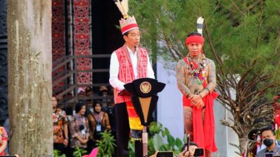 Presiden RI Joko Widodo saat menghadiri Bahaupm Bide Bahana, pertemuan akbar I Pasukan Merah Tariu Borneo Bangkule Rajangk (TBBR) di Rumah Radakng Pontianak, Selasa (29/11/2022). Jokowi direncanakan kembali akan datang ke Kalbar pada 24 November 2023 dalam rangka membuka Munas HMI