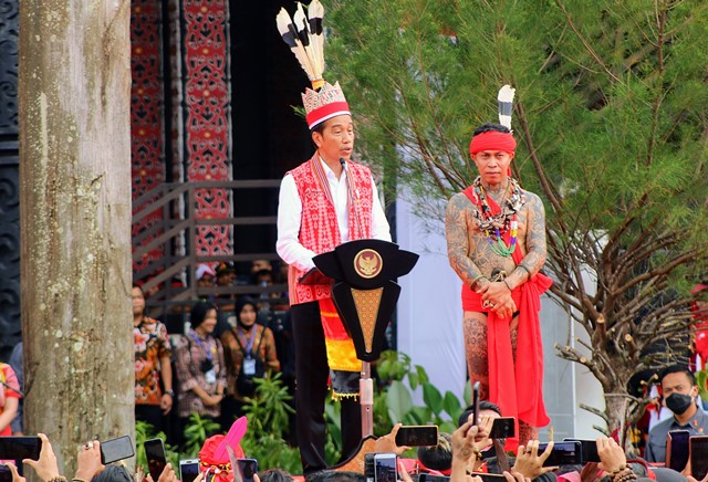 Presiden RI Joko Widodo saat menghadiri Bahaupm Bide Bahana, pertemuan akbar I Pasukan Merah Tariu Borneo Bangkule Rajangk (TBBR) di Rumah Radakng Pontianak, Selasa (29/11/2022). Jokowi direncanakan kembali akan datang ke Kalbar pada 24 November 2023 dalam rangka membuka Munas HMI