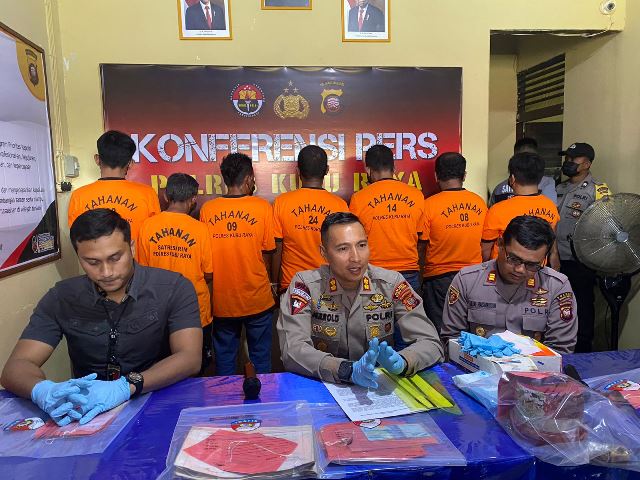 Kapolres Kubu Raya AKBP Jerrold H.Y.Kumontoy saat konfrensi pers pengungkapan judi sabung ayam dan kolok-kolok di Kecamatan Sui Ayam pada Minggu - Senin, 30-31 Oktober 2022