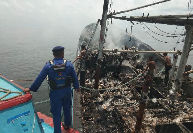 Sebuah kapal nelayan pengangkut cumi KM Guna Sahari mengalami kebakaran pada Sabtu (5/11) di perairan Karimata Kabupaten Kabupaten Kayong Utara