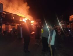 Delapan Ruko Dilahap Si Jago Merah
