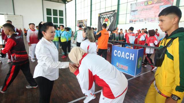 Ketua Federasi Olahraga Karate-Do Indonesia (FORKI) Provinsi Kalbar Karolin Margret Natasa bersalaman dengan atlet karate yang berlaga di ajang Porprov Kalbar XIII yang mulai dipertandingkan Sabtu (19/11).