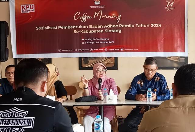 Ketua KPU Sintang Azizah saat coffe morning, Selasa (15/11) mengungkapkan akan merekrut 15 ribu tenaga badan adhoc pemilu.