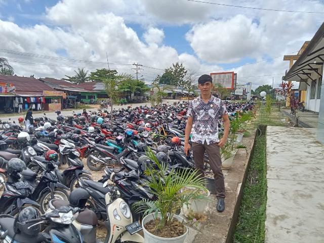 Ketua Komisi A DPRD Sintang Santoso saat meninjau lahan parkir di SMK Negeri I, Kamis (10/11) yang dinilai tidak representatiif dan merusak pemandangan sekolah