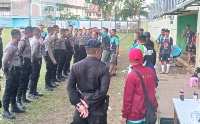 Cabang olahraga sepak bola di Pekan Olahraga Provinsi (Porprov) Kalbar XIII diwarnai aksi walk out dari kesebalasan Kabupaten Landak