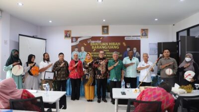 Bupati Kubu Raya Muda Mahendrawan didampingi Wakil Bupati Kubu Raya Sujiwo saat memberikan bantuan hibah kepada pelaku seni, olahraga, wisata, dan kepemudaan, Kamis (24/11)