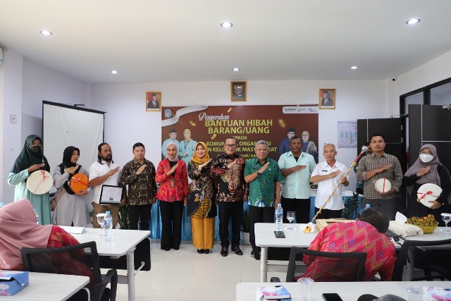 Bupati Kubu Raya Muda Mahendrawan didampingi Wakil Bupati Kubu Raya Sujiwo saat memberikan bantuan hibah kepada pelaku seni, olahraga, wisata, dan kepemudaan, Kamis (24/11)