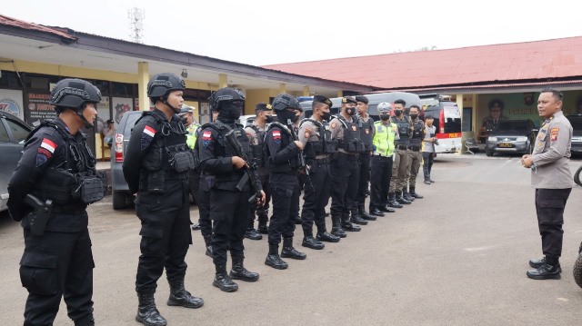 Kabag Ops Polres Ketapang Kompol Yafet Efraim Patabang saat membrikan pengarahan kepada personel gabungan yang akan melakukan patroli menjelang pelaksanaan MTQ XXX tingkat Provinsi Kalbar, Jumat (4/11)