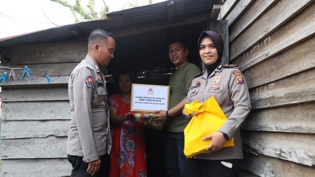 Personel Polres Ketapang menggandeng sejumlah wartawan yang tergabung dalam Aliansi Jurnalis Ketapang (AJK) menyalurkan sembako pada Senin (31/10) kepada masyarakat tidak mampu dalam rangka HUT ke-71 Humas Polri.