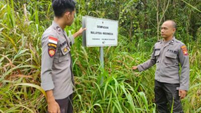 Personel Polsek Sekayam melakukan patroli dalam rangka mencegah kegiatan ilegal di kawasan perbatasan terutama di jalur tikus, Selasa (15/11).