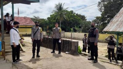 Petugas kepolisian dari Polres Sintang yang berada di SDN 17 untuk melakukan pengawalan dan pemantauan terhadap aktifitas sekolah guna mencegah aksi penculikan.