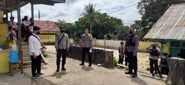 Petugas kepolisian dari Polres Sintang yang berada di SDN 17 untuk melakukan pengawalan dan pemantauan terhadap aktifitas sekolah guna mencegah aksi penculikan.