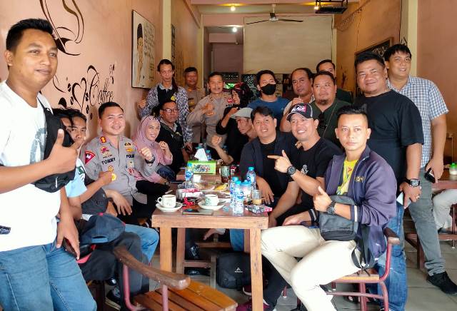 Kata Kapolres Sintang AKBP Tommy Ferdian saat ngopi bareng bersama wartawan yang tergabung dalam Ikatan Jurnalis Sintang, Kamis, (3/11).