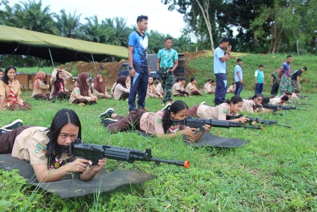 Sebanyak 43 orang anggota Pramuka Saka Dirgantara mengikuti pelatihan pengenalan penggunaan senjata oleh TNI AU di Lanud Harry Hadisoemantri Kabupaten Bengkayang, Selasa (8/11)
