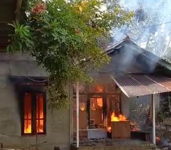 Kebakaran hebat menghanguskan satu unit rumah warga di lingkungan Setompak, Kelurahan Sungai Sengkuang, Kecamatan Kapuas, Selasa (29/11).