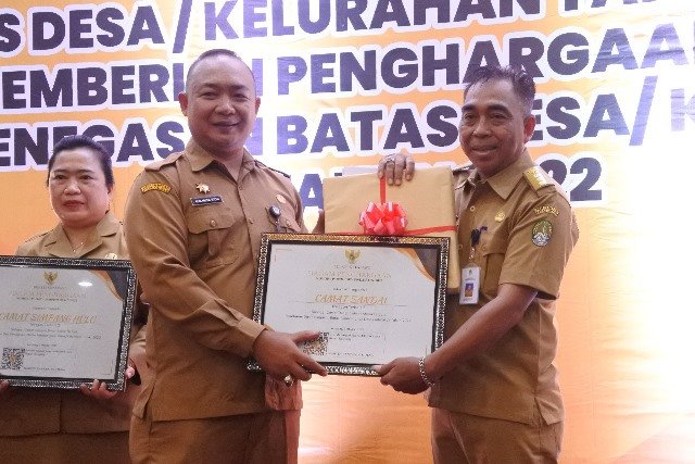 Sekda Pemkab Ketapang Alexander Wilyo memberikan penghargaan kepada kepala desa atas penyelesaian peta batas desa inisiatif mandiri pra edaran bupati yaitu kepada Desa Karya Baru, Kecamatan Marau, Senin (7/11).