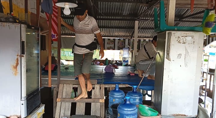 Selama tiga minggu banjir di Kelurahan Ulak Jaya Kecamatan Sintang tak kunjung surut, malahan justru debit air naik hampir satu meter, Indra Wijaya terpaksa membuat panggung untuk bertahan