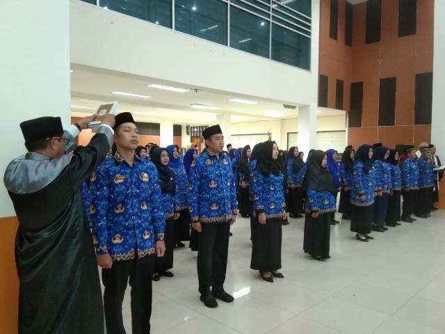 123 PNS pejabat fungsional yang dilantik pada Senin (26/12) oleh Bupati Kubu Raya Muda Mahendrawan untuk mengisi kekosongan jabatan.