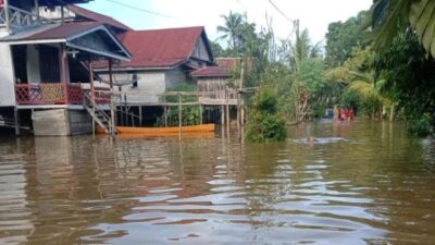 Desa Mengkiang di Kecamatan Kapuas yang dilanda banjir mengakibatkan beberapa kepala keluarga terpaksa mengungsi, Minggu (18/12).