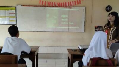 Guru SMP Negeri 20 Semarang, Sotya Swastika Maharani, S.Pd saat sedang mengajarkan kepada siswa bahasa Jawa dengan metode role playing