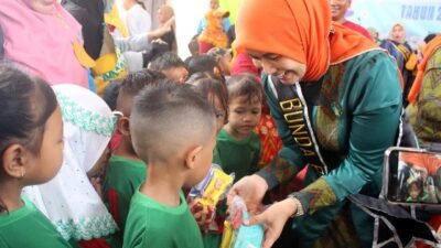 Bunda PAUD Kabupaten Kubu Raya Rosalina Muda bercengkerama bersama anak-anak PAUD saat Gebyar PAUD Kecamatan Sungai Kakap di Aula Serbaguna Kecamatan Sungai Kakap, Kamis (1/12). Foto: rio