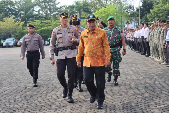 Bupati Kubu Raya Muda Muda Mahendrawan dan Kapolres Kubu Raya AKBP Jerrold H. Y. Kumontoy memeriksa pasukan pengamanan Nataru dalam Operasi Lilin Kapuas, Kamis (22/12).