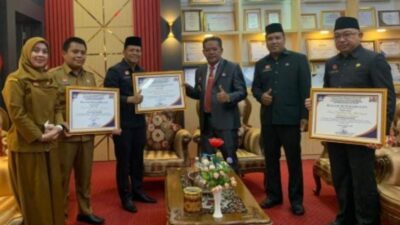 Plt Kepala Disdikbud Kabupaten Sanggau Alipius menyerahkan penghargaan yang diterima Disdikbud Sanggau dari BPMP Kalbar kepada Bupati Sanggau Paolus Hadi di ruang kerja Bupati Sanggau, Senin (19/12).