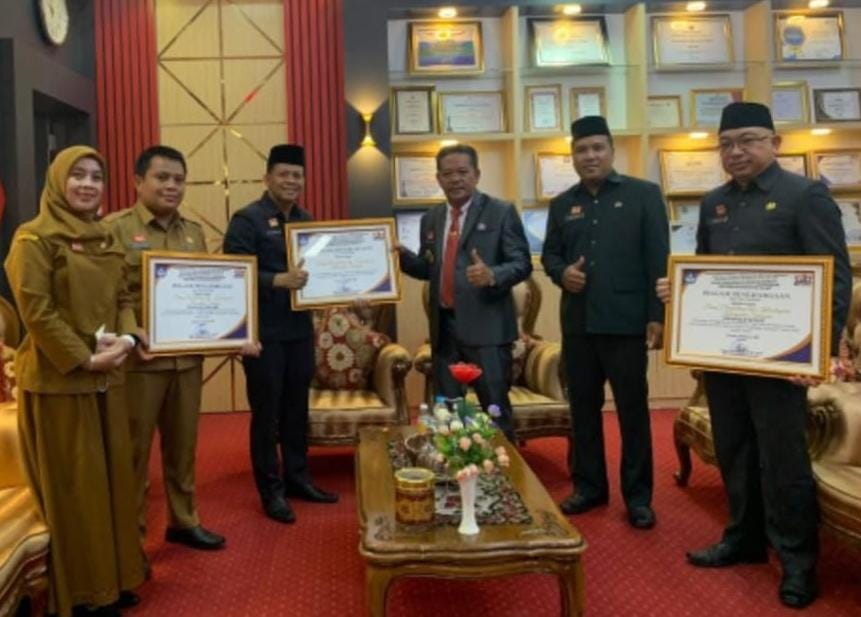 Plt Kepala Disdikbud Kabupaten Sanggau Alipius menyerahkan penghargaan yang diterima Disdikbud Sanggau dari BPMP Kalbar kepada Bupati Sanggau Paolus Hadi di ruang kerja Bupati Sanggau, Senin (19/12).