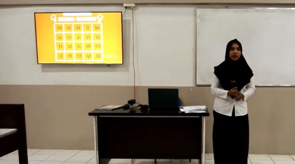 Guru SMK Bunda Satria Wangon, Nofi Sugiarti, S.Pd saat memberikan pelajaran aksara Jawa dengan digitalisasi aksara Jawa.