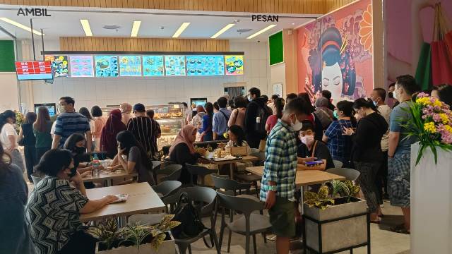 Baru pertama kali buka, sebuah restauran ala Jepang Hokben langsung diserbu masyarakat