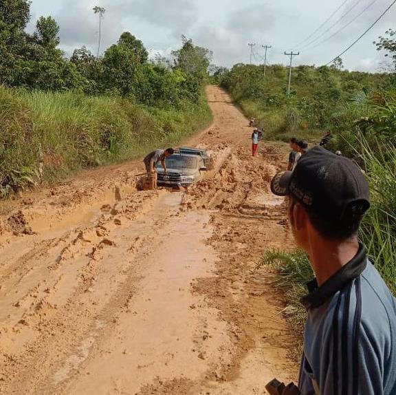 Puluhan tahun jalan poros dari Nanga Mau menuju Nanga Tebidah rusak parah sehingga mengakibatkan sulitnya akses transportasi masyarakat melakukan aktifitas hari-hari.