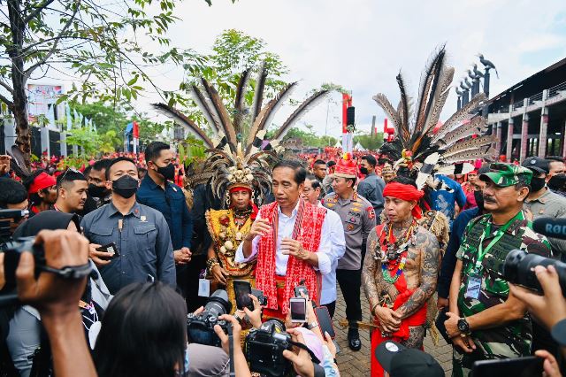 Presiden RI Joko Widodo (Jokowi) saat kunjungan ke Pontianak, Selasa (29/11) dalam rangka temu akbar pasukan merah Bahaupm Bide Bahana Tariu Borneo Bangkule Rajank (TBBR) suku Dayak di Rumah Radank Pntianak. Sumber Foto: Biro Pers Sekretariat Presiden