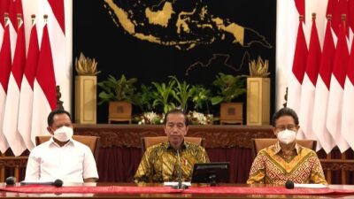 Presiden RI Joko Widodo (Jokowi) didampingi Menteri Dalam Negeri Tito Karnavian dan Menteri Kesehatan Budi Gunadi Sadikin mengumumkan pencabutann PPKM, Jumat (30/12) siang di Istana Negara