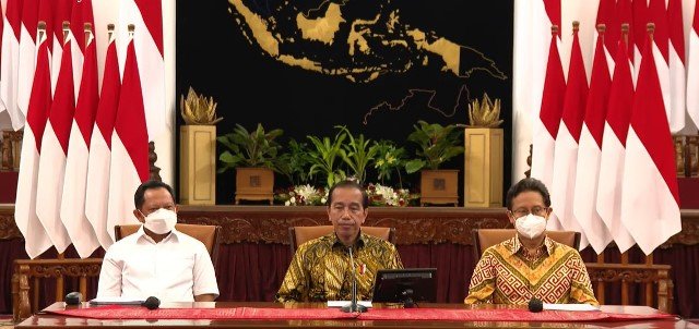 Presiden RI Joko Widodo (Jokowi) didampingi Menteri Dalam Negeri Tito Karnavian dan Menteri Kesehatan Budi Gunadi Sadikin mengumumkan pencabutann PPKM, Jumat (30/12) siang di Istana Negara