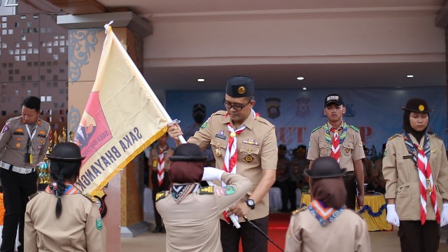 Kapolres Ketapang AKBP Yani Permana menyerahkan pataka Saka Bhayangkara saat membuka Scout Camp, Sabtu (17/12).